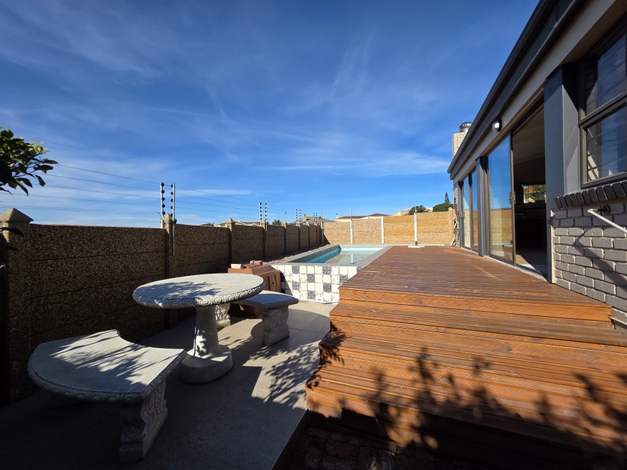 4 Bedroom Property for Sale in Wavecrest Eastern Cape